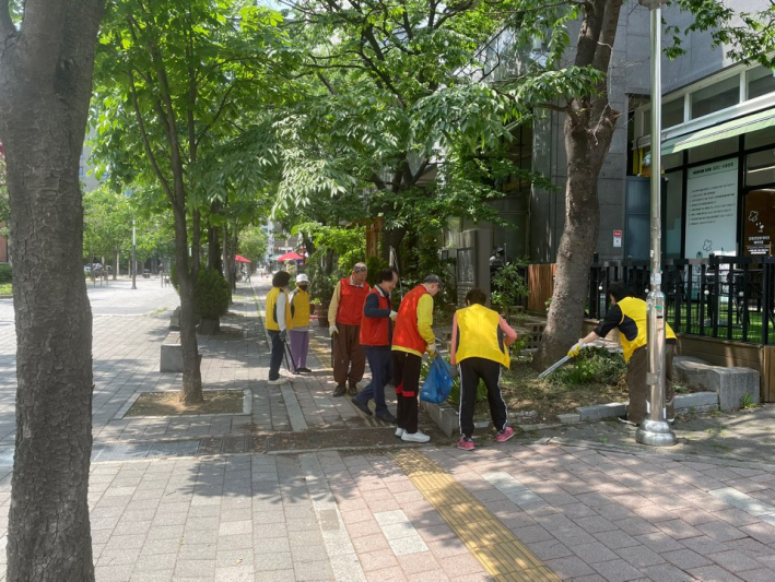 청소하시는 경로당 어르신들