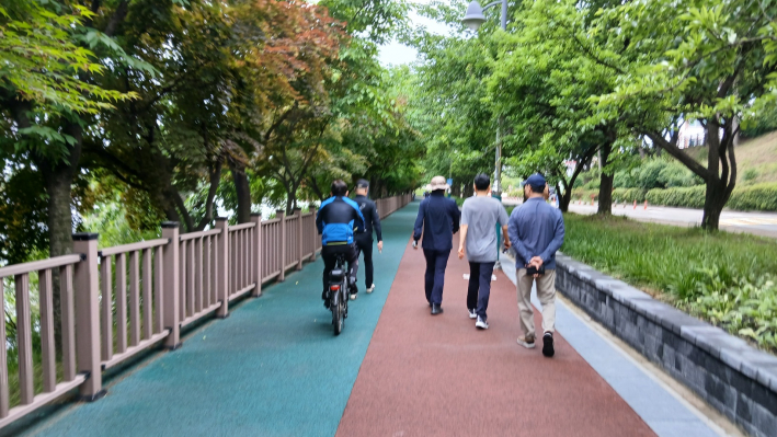 잘 정비된 서호둘레길 산책로