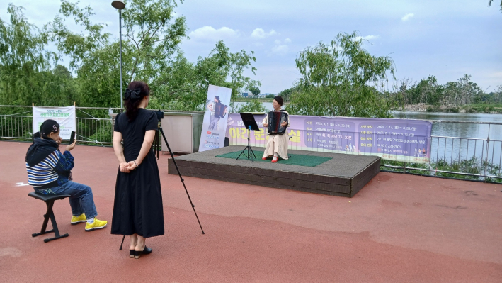 아코디언 버스킹 장면