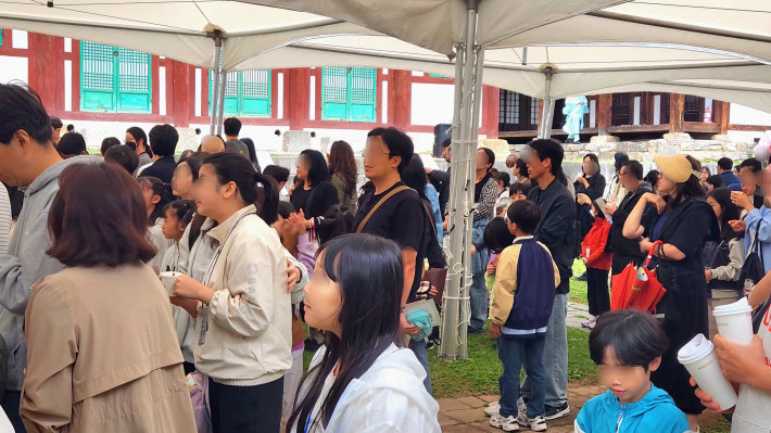 백일장이 열리는 수원향교 명륜당 앞마당에는 내빈 및 참가자, 학부모 등 250여명이 함께하고 있다.