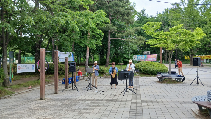 색소폰 동호회 회원들의 버스킹 장면 