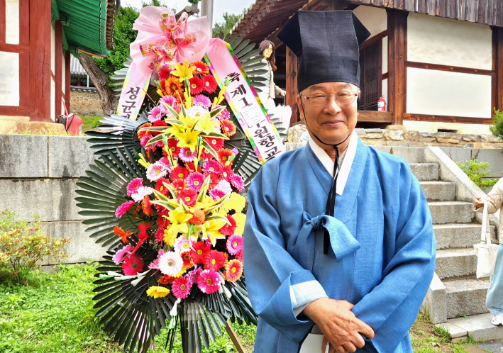 수원향교 송준섭 전교가 인터뷰에 응하고 있다.