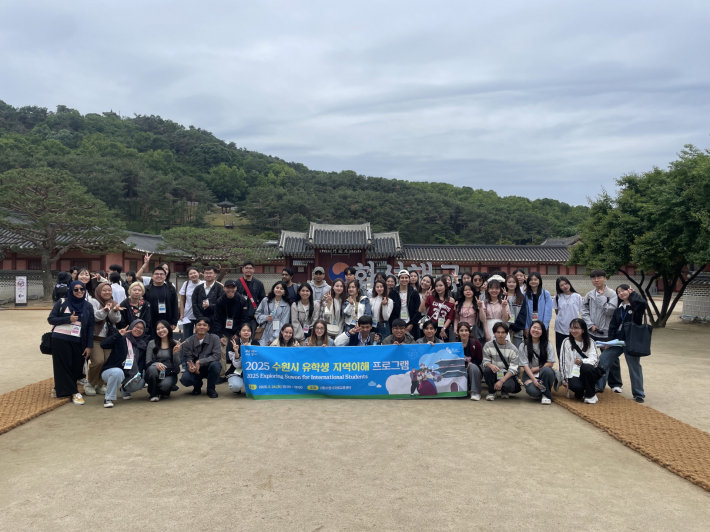   사진)우리는 수원 in(人) 참가자들이 함께하고 있다.        