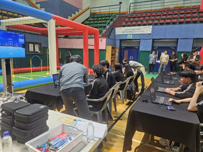     사진)드론 조종 체험 프로그램을 운영하는 모습.        