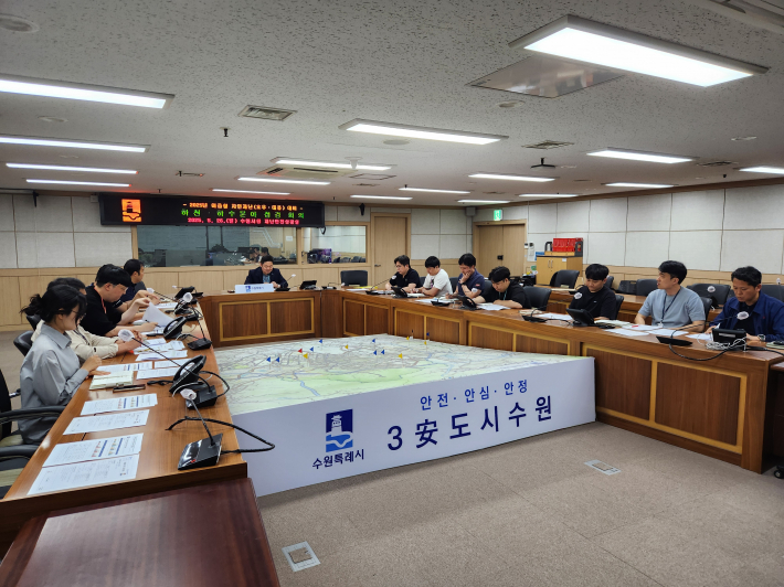 수원시 재난대응과 주재로 회의를 진행하고 있다.