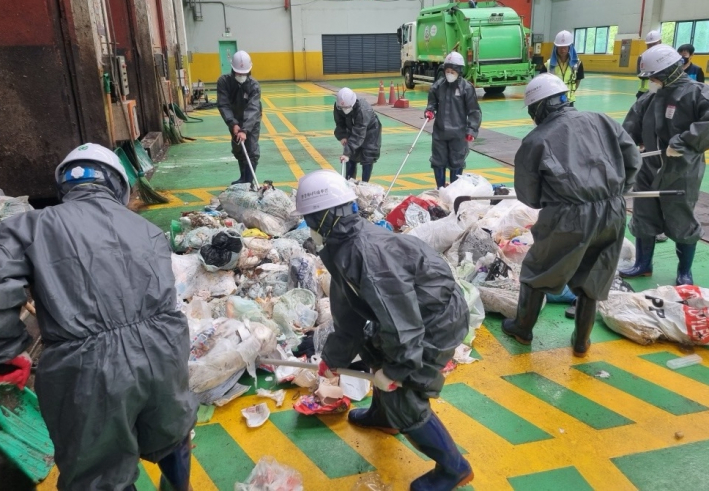 연무동 통장협의회 단체원들이 샘플링을 실시하고 있다.
