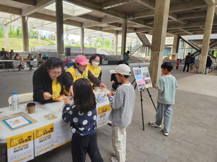 키즈플리마켓 참여 어린이들이 기부를 하고있다
