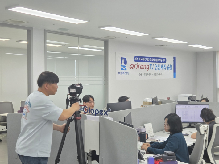 사진)27일 글로펙스에서 홍보 영상을 촬영하고 있다.    