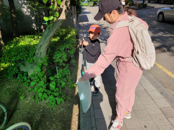 가족이 다 함께 산책하며 지구를 지켜요!