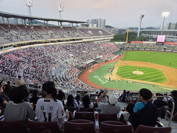 사진)야구경기를 관람하는 모습.    