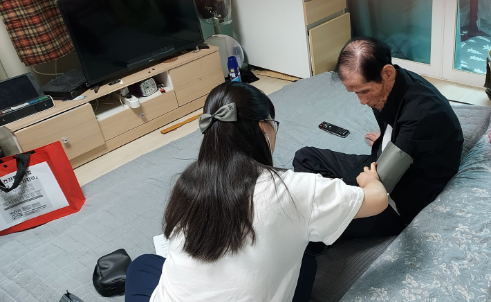 인계동 건강복지팀 간호직 직원이 독거 어르신 가구에 방문하여 혈압측정 및 건강상담을 하고 있다.