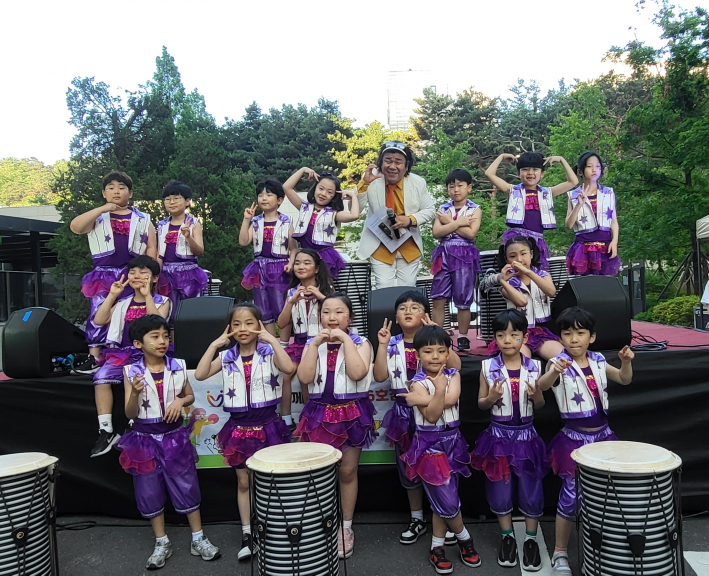  [공연 후 개그맨 오정태씨와 기념촬영하는 수원시다함께돌봄센터16호점 아이들] 