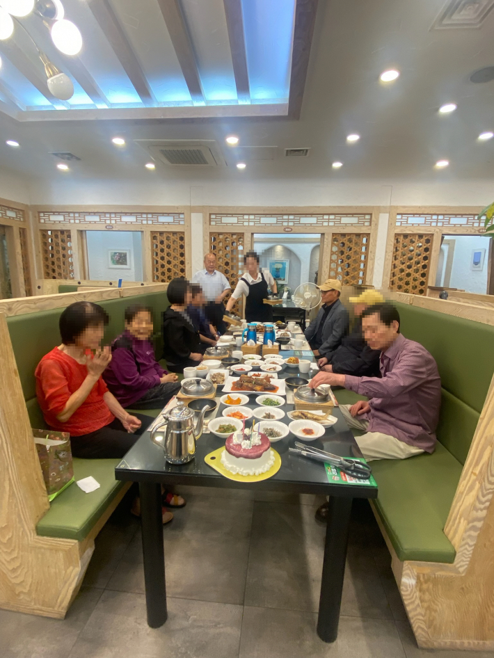 어르신들이 식사전 식사준비를 하고 있다.