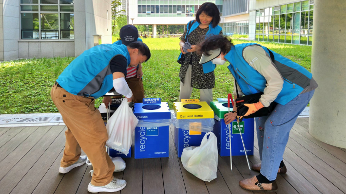 줍깅으로 수거한 쓰레기를 분리 작업 하고 있다.