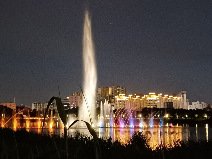 만석거, 형형색색의 음악 분수 전경