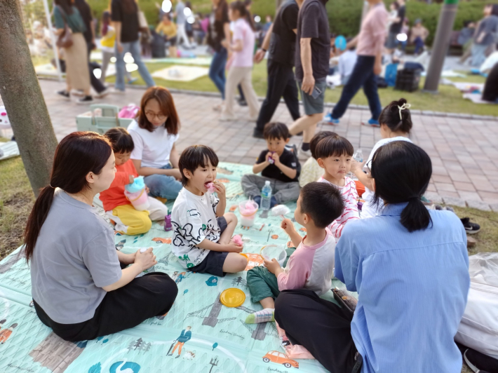 엄마와 아이들의 즐거운 모습