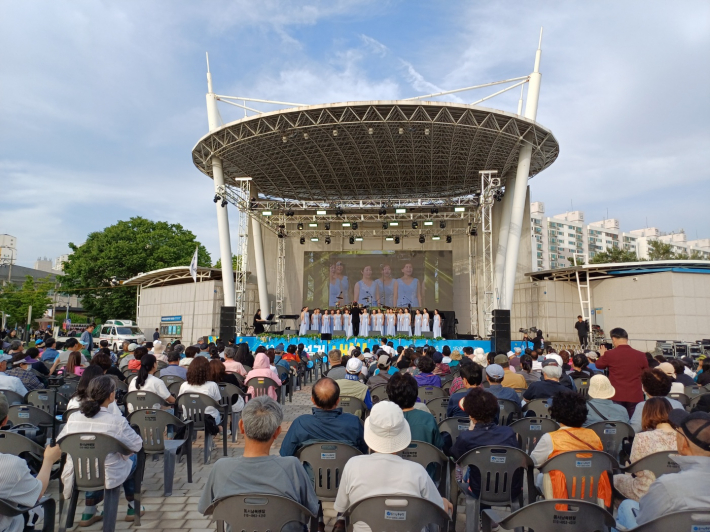 장안구 여성합장단 공연 전경