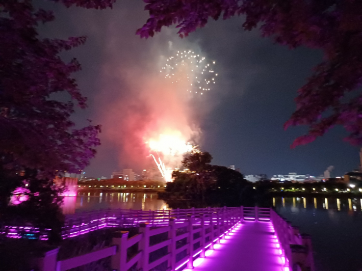 밤하늘의 불꽃놀이 풍경