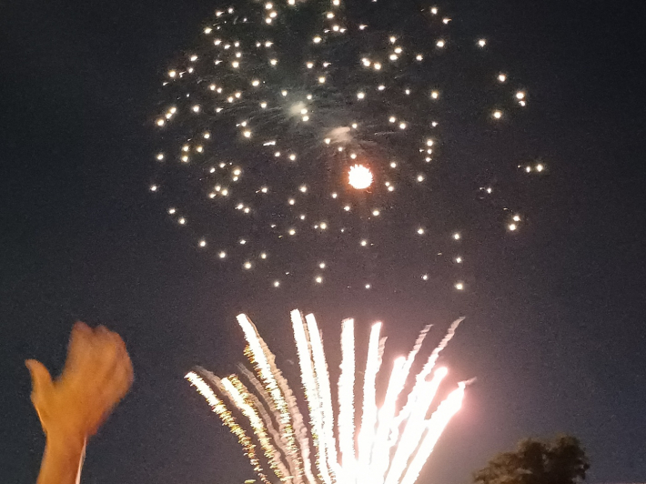 밤하늘의 불꽃놀이 풍경