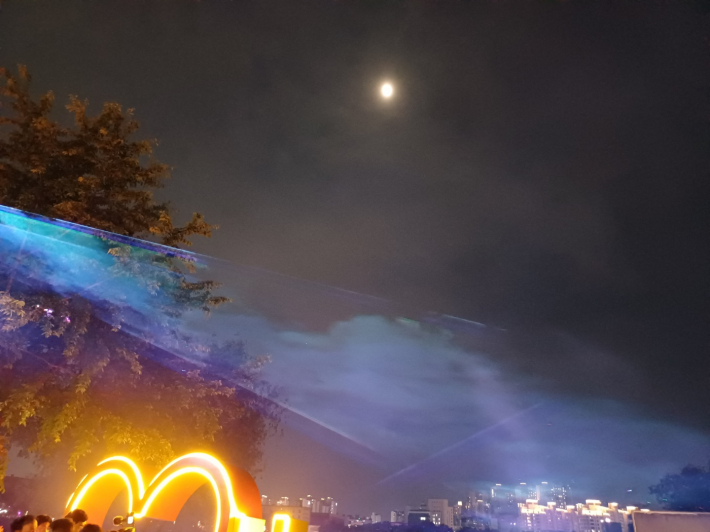 호수 위의  오로라쇼 전경