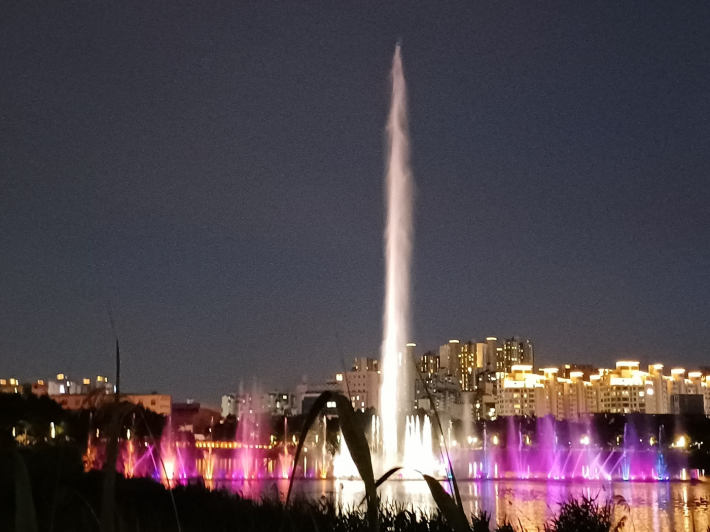 만석거, 형형색색의 음악 분수 전경