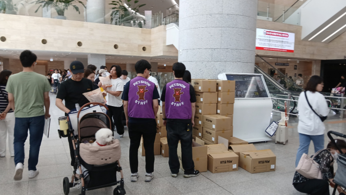 반려견 무료 간식을 제공하는 모습