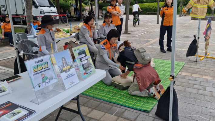 심폐 소생술 하는 것을 가르쳐 주고 있다