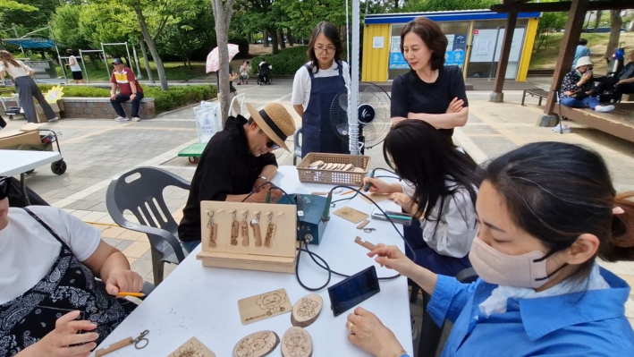 인두화 무료 체험하는 곳에서 열심히 작업하고 있는 실습생