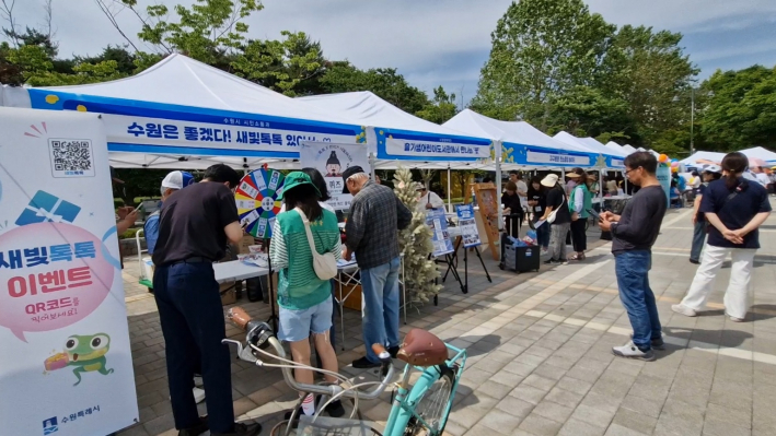 여러 실습장에서 열심히 작업을 하고 있는 사람들 