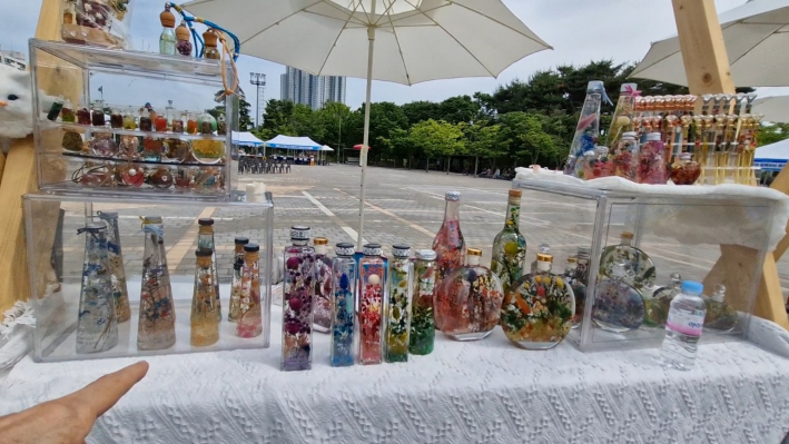 생화를 이용해서 하바플라리움을 한 것을 선보이고 있다