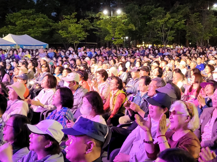 만석 공원이 '새빛 페스타'를 즐기기 위해 모인 수원 시민들로 인산인해를 이뤘다.