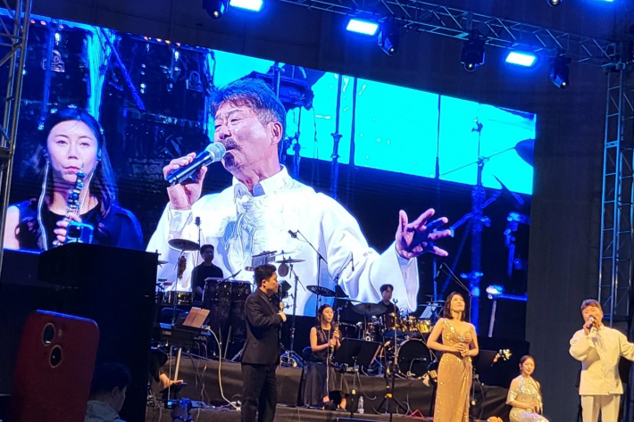 무대에 선 바리톤 김동규가 열창하고 있다. 그의 압도적인 존재감과 대중적 인기가 단연 돋보이는 순간이었다.