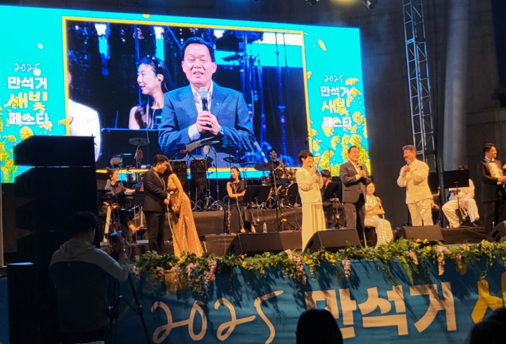 이재준 시장이 '새빛 페스타'에 참석해 인사말을 하고 있다.