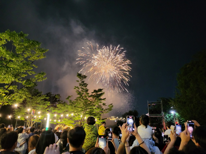 밤하늘을 수놓은 불꽃을 바라보며 아이를 목마에 태운 부모, 그 순간을 담으려는 시민들의 셔터 소리가 이어졌다.