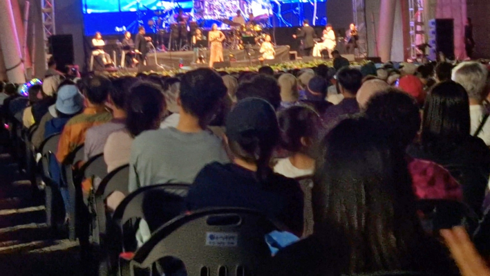 오프닝 무대 공연에 한참인 공연자들...