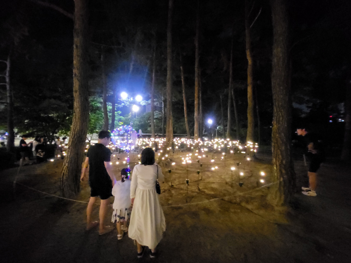 만석거에 빛난 '아치조형물'  