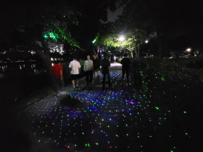 산책길 바닥에 이미지를 투영한 '고도조명'