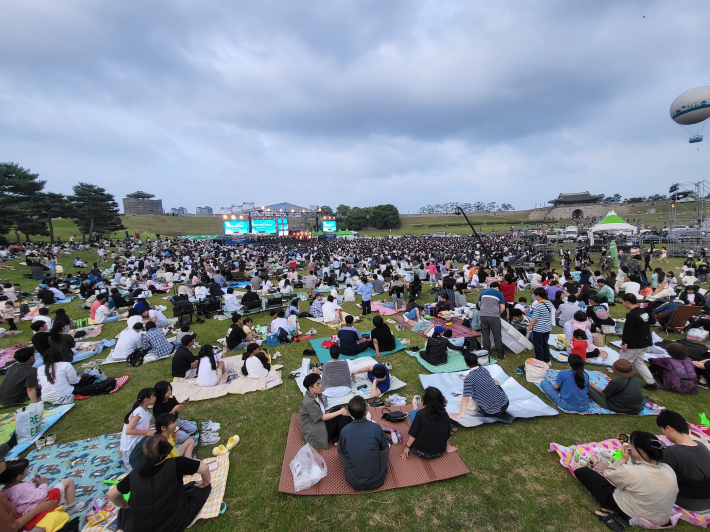 연무대를 가득 메운 시민들