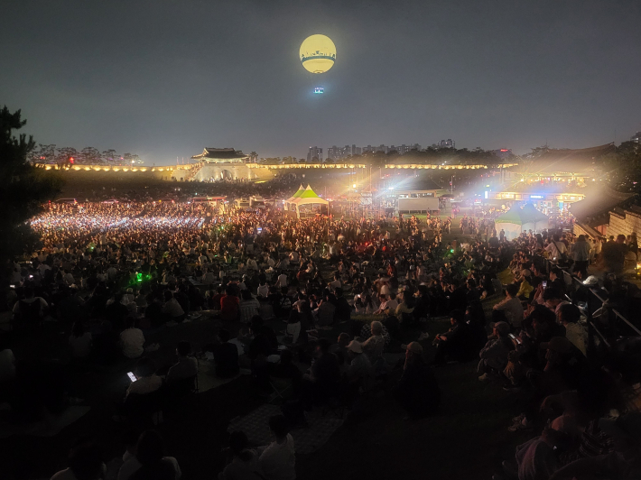 수원화성 연무대를 가득 메운 관람객, 한 폭의 그림처럼 아름답다.  