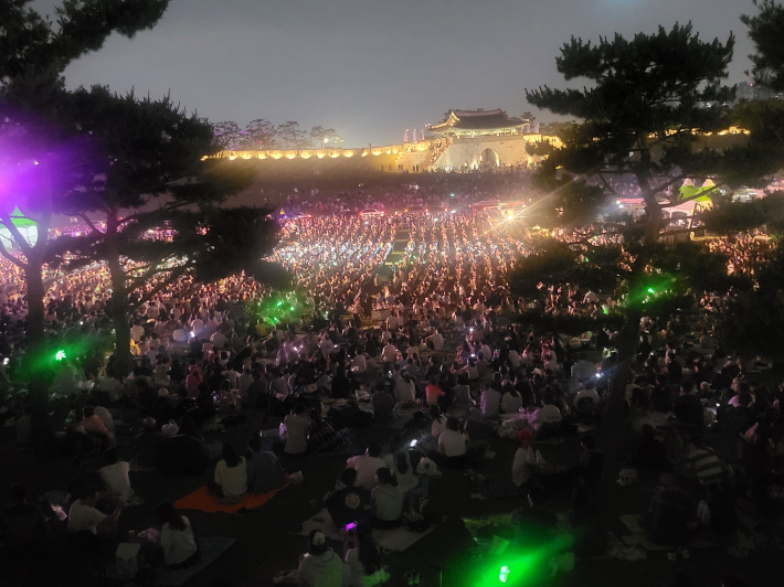 수원화성 연무대를 가득 메운 관람객, 한 폭의 그림처럼 아름답다.  