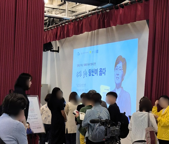 행사가 끝나고 참가자들은 정혜신 박사의 싸인을 받기 위해 길게 줄 서 있다.