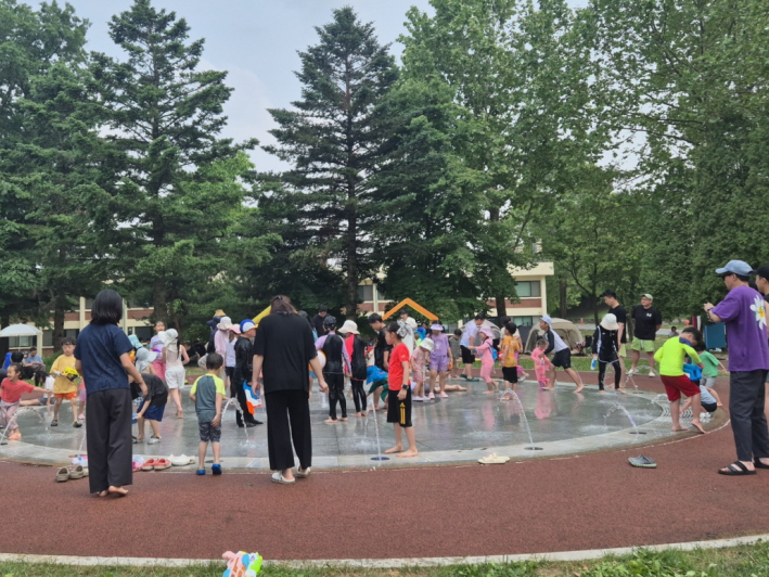 이른 피서를 즐기는 아이들의 웃음이 물결치는 바닥분수 앞에서.