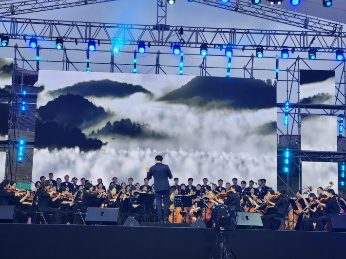 지휘자의 지휘 아래 오케스트라가 연주를 펼치지는 역동적인 순간이다. 웅장한 음악과 함께 자연의 아름다움을 시각적으로 느낄 수 있다. 