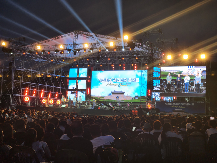조명과 스크린, 무대 장치가 어우러진 역동적인 연출이 돋보이며, 현장의 열기와 기대감이 생생하게 전해진다.
