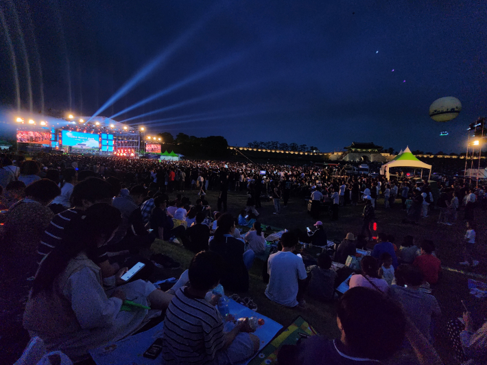 밤하늘 아래 펼쳐진 대규모 야외 공연장 