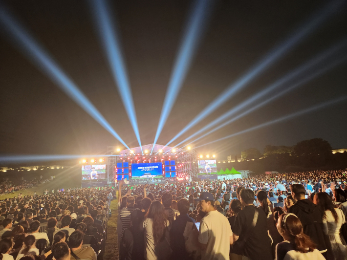 수원화성 야외 특설무대에서 열린 2025 헤리티지 콘서트 현장의 모습