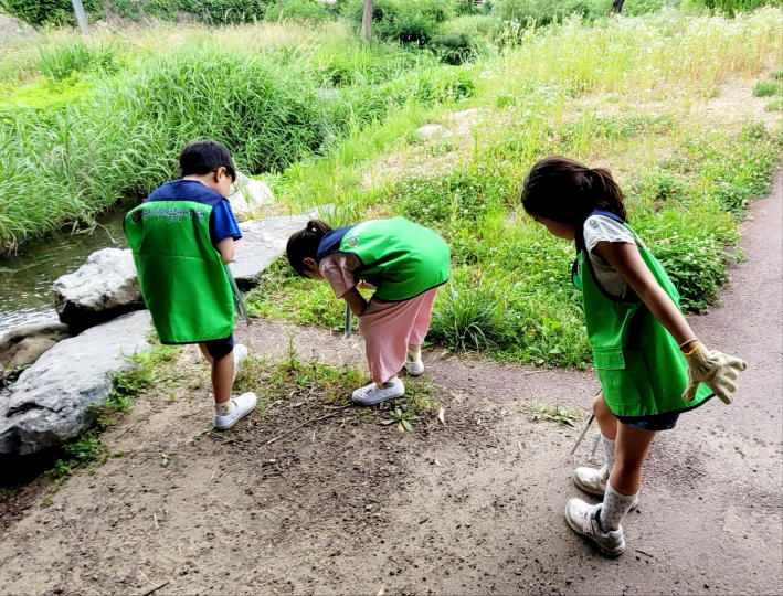 쓰레기를 줍는 아이들 모습
