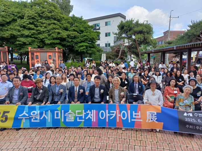 수원미술협회 전시 기념사진