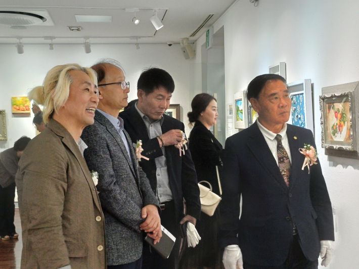 수원미술협회 회장(김대준 : 외쪽 첫번째)의 전시장 설명