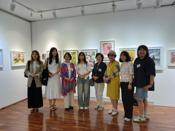 작가들의 기념사진 전경